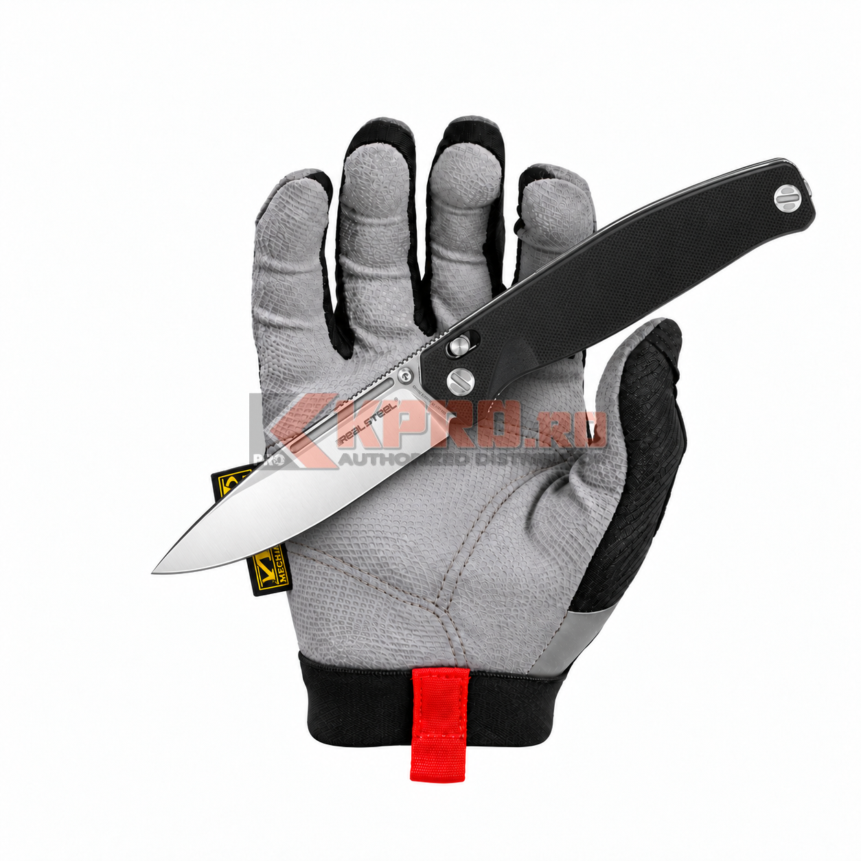 Briceag Real Steel Huginn Satin 5.0233 — fotografie cu mănușă KPRO Briceag Real Steel Huginn Satin 5.0233 ținut în mănușă, watermark KPRO.ro