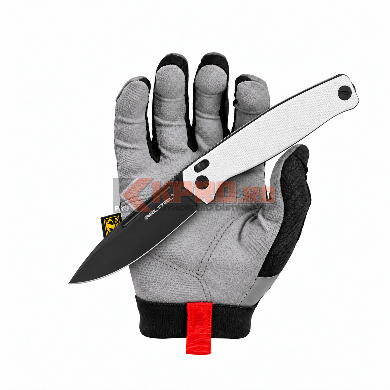 Briceag Real Steel Huginn Alb 5.0246 — fotografie cu mănușă KPRO Briceag Real Steel Huginn Alb 5.0246 ținut în mănușă, watermark KPRO.ro