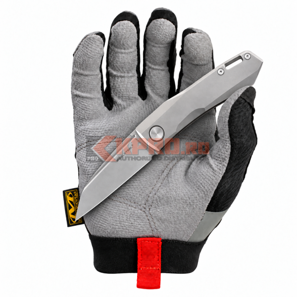 Briceag Real Steel Solis Titanium Argintiu 5.0230 ținut în mănușă, watermark KPRO.ro