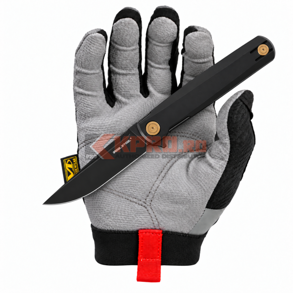 Briceag Real Steel G-Frame Negru 5.0236 ținut în mănușă, watermark KPRO.ro