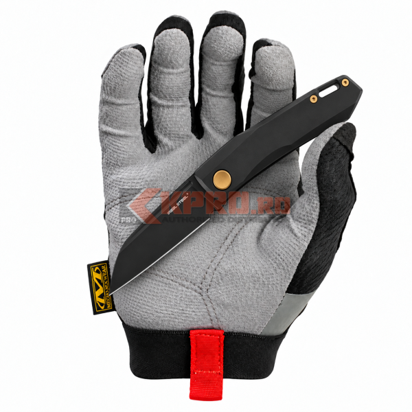 Briceag Real Steel Solis Titanium Negru 5.0231 ținut în mănușă, watermark KPRO.ro