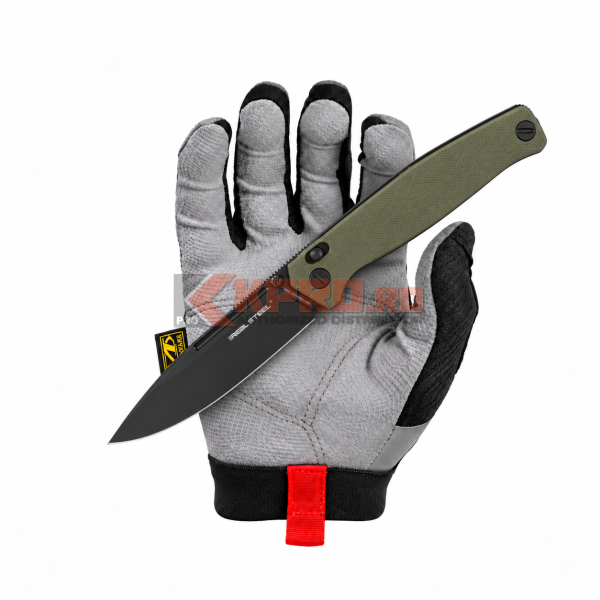 Briceag Real Steel Huginn Verde 5.0234 ținut în mănușă, watermark KPRO.ro