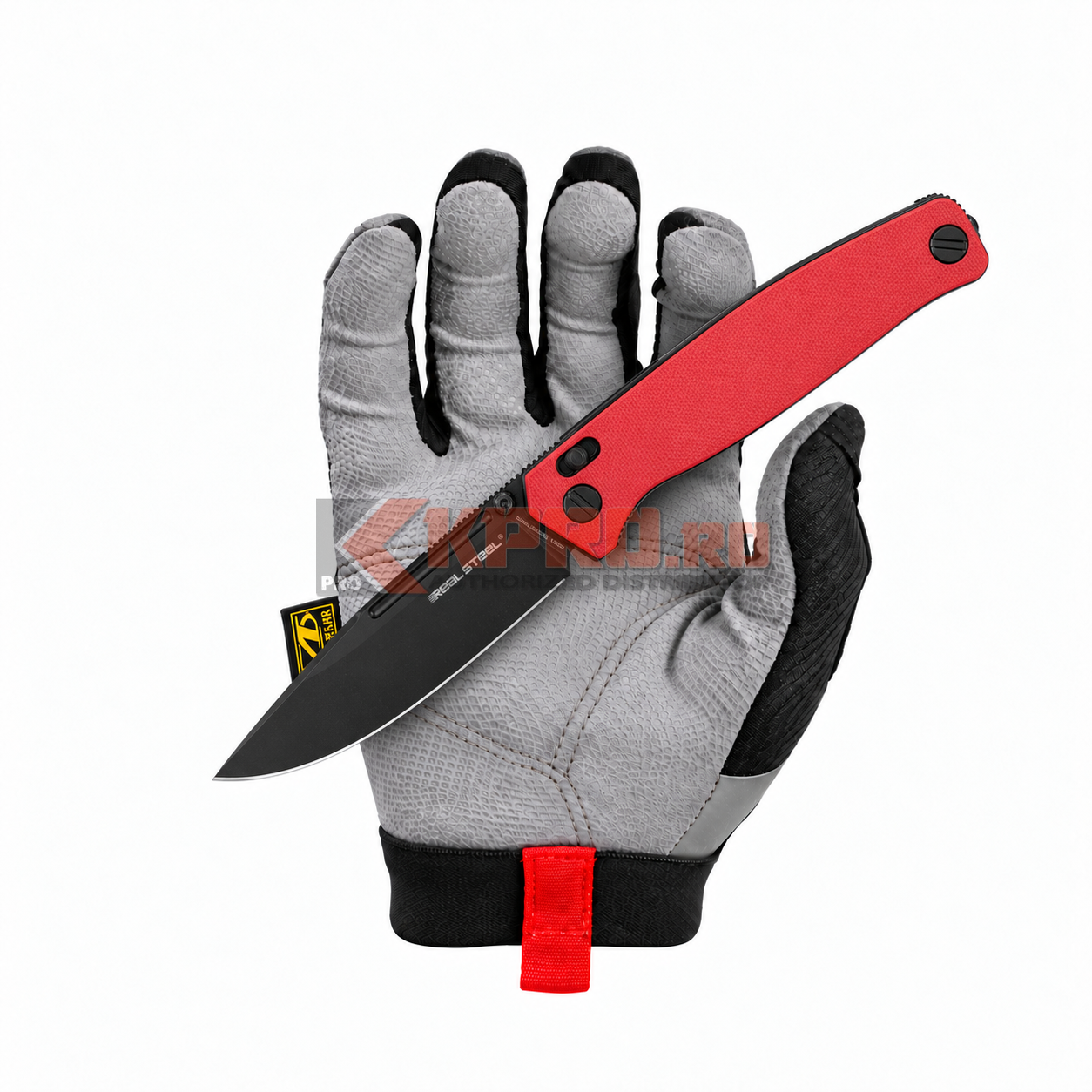 Briceag Real Steel Huginn Rosu 5.0239 — fotografie cu mănușă KPRO Briceag Real Steel Huginn Rosu 5.0239 ținut în mănușă, watermark KPRO.ro