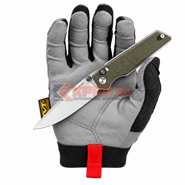 Briceag Real Steel Sacra Verde 5.0242 ținut în mănușă, watermark KPRO.ro