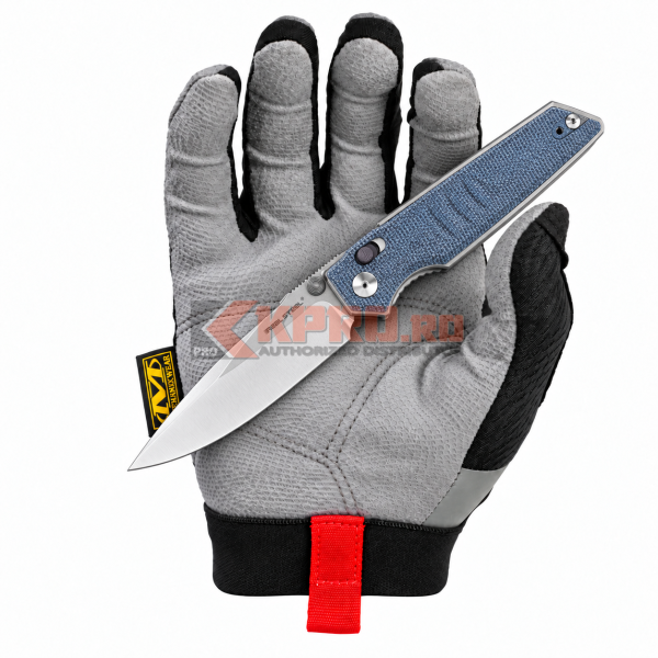 Briceag Real Steel Sacra Albastru 5.0241 ținut în mănușă, watermark KPRO.ro