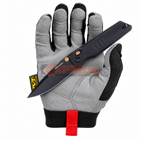 Briceag Real Steel Sacra Negru 5.0244 ținut în mănușă, watermark KPRO.ro