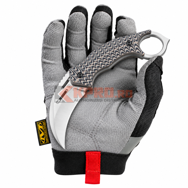 Cutit karambit Elite Force EF715 5.0967 ținut în mănușă, watermark KPRO.ro