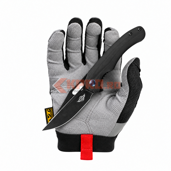 Briceag Olight Splint Negru ținut în mănușă, watermark KPRO.ro