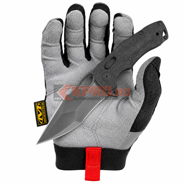 Briceag SOG Kiku XR Lte Micarta + Carbon 12-27-04-57 ținut în mănușă, watermark KPRO.ro