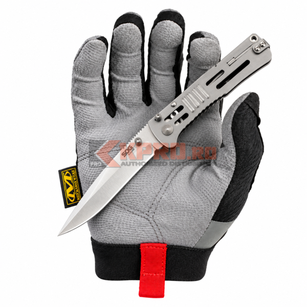Briceag SOG SlimJim SJ31-CP ținut în mănușă, watermark KPRO.ro