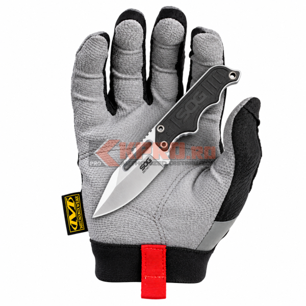 Cutit cu lama fixa SOG Instinct Mini NB1002-CP ținut în mănușă, watermark KPRO.ro