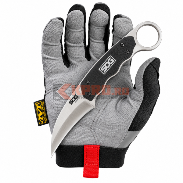 Cutit Karambit SOG Gambit 02SG018 ținut în mănușă, watermark KPRO.ro