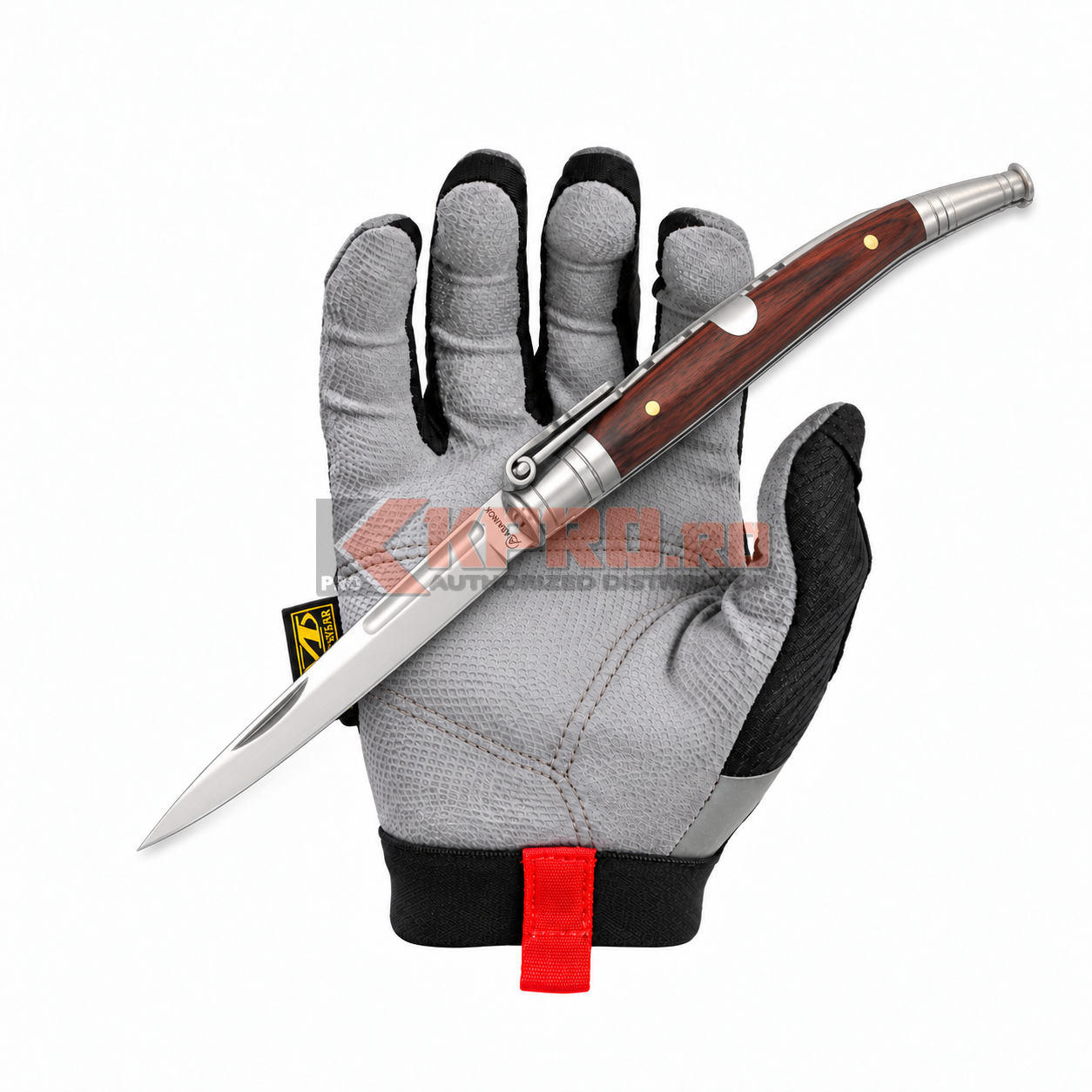 Briceag Spaniol Cricket 23 Albainox Stiletto Rosu 01202 — fotografie cu mănușă KPRO Briceag Spaniol Cricket 23 Albainox Stiletto Rosu 01202 ținut în mănușă, watermark KPRO.ro