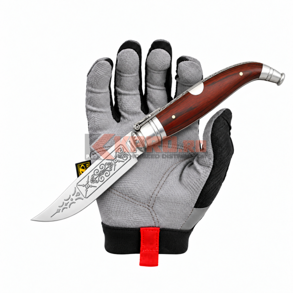 Briceag Cricket decorat Albainox Clasica 21 Stamina Rosu 01065 ținut în mănușă, watermark KPRO.ro