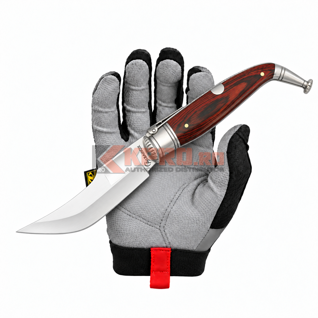 Briceag Cricket Albainox Jerezana 27 Stamina Rosu 01199 — fotografie cu mănușă KPRO Briceag Cricket Albainox Jerezana 27 Stamina Rosu 01199 ținut în mănușă, watermark KPRO.ro