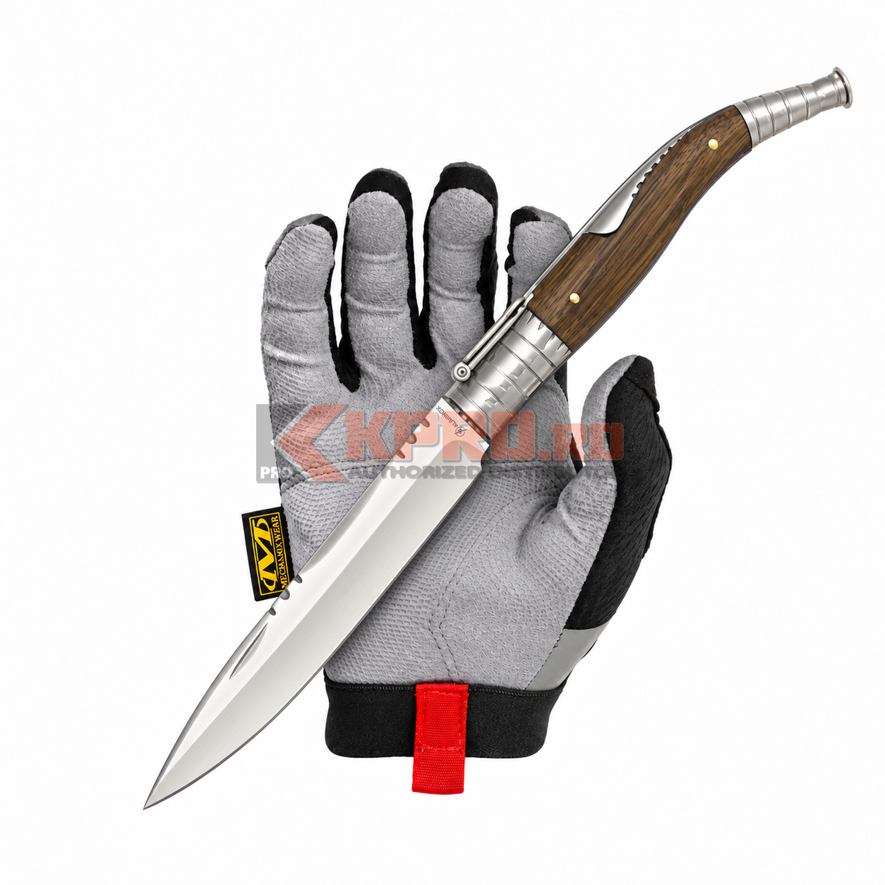 Briceag Spaniol Cricket 29 Albainox Zebra Wood 01667 — fotografie cu mănușă KPRO Briceag Spaniol Cricket 29 Albainox Zebra Wood 01667 ținut în mănușă, watermark KPRO.ro